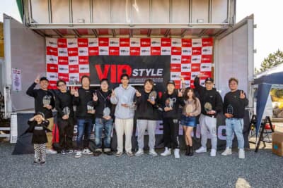 アワードを受賞した10名の参加者たち。このイベントは、エントリーした参加者と出展者による投票によって選ばれるピープルズチョイス方式が採用されている