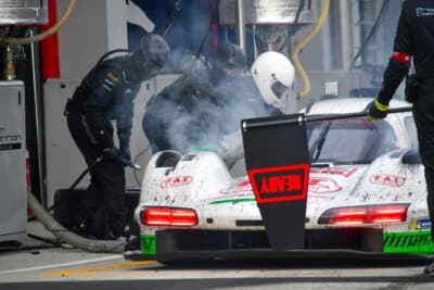 プロトンチームのポルシェ。ブレーキがアツアツです