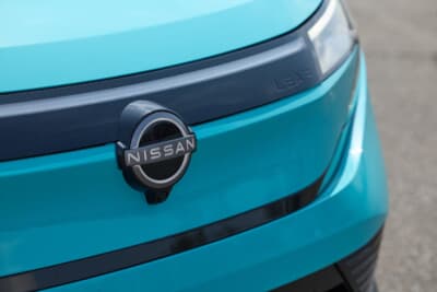 日産 リーフ：フロントにはイルミネーションタイプのロゴを配する
