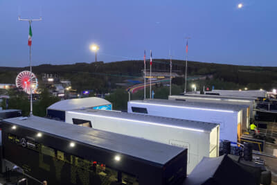 レース終了間際から撤収作業がはじまります。この薄暗さは夕方ではなく22時前です