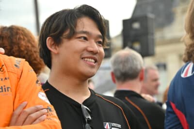 マクラーレンのGT3マシンをドライブする佐藤万璃音選手