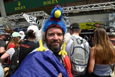 個性的なファン。灼熱で被り物と国旗を纏うと、とんでもなく暑かったはず