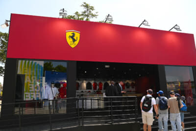 フェラーリショップは開店前から待っている人たちも