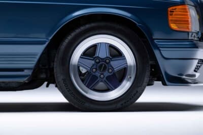 メルセデス・ベンツ「500SEL 5.0 AMG ブルーベリー」（C）Courtesy of RM Sotheby's