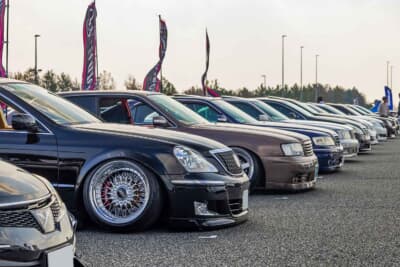 VIPというジャンルがはじまったころのいわゆる当時仕様と呼ばれるスタイルから最新作まで、新旧さまざまなセダンが参加