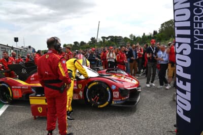 ポールポジションを獲得したフェラーリの50号車