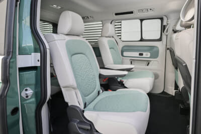 フォルクスワーゲン ID. Buzz Pro：2-2-2の3列シートレイアウトを採用。2列目センターをウォークスルーとしている