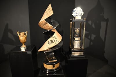 ル・マン24時間レースの100周年を迎えた年の優勝トロフィーなども展示されています