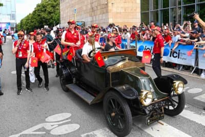 やっとドライバーパレードが開始。フェラーリから先頭で全ドライバーが続きます