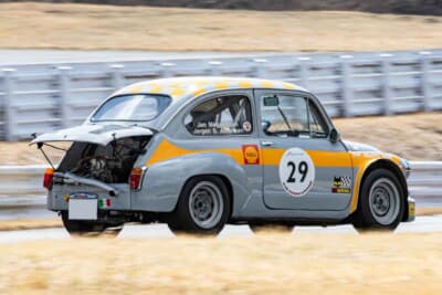 フィアット アバルト1000TCR:エンジンフードはクーリングを助けるために水平に開いていた