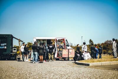 ケータリングカーも大盛況