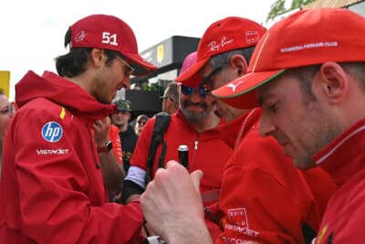 ポールポジションを獲得したフェラーリのアントニオ・ジョヴィナッツィがパドックを歩くと、同じくまっかっ赤のファンの方たちがサインを求めて大集結