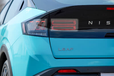日産 リーフ：LED 3Dホログラフィックリアコンビネーションランプを採用