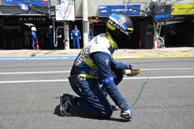 灼熱のル・マンのピットロードで路面温度を測るミシュランの方