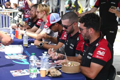 レクサスのドラバーたちはランチを食べながらのサイン会