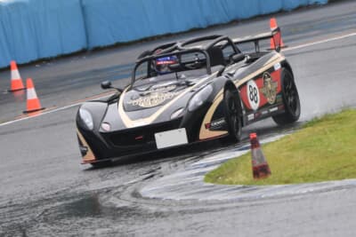 「普段走っている名古屋高速とは違うから」と言いながらもしっかりとコースを周回するジェイムス