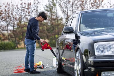 イベント開始前、参加者たちは自慢の愛車を一所懸命に清掃する。多くの人にカッコイイと言われるためには、カスタムの内容だけではなく、綺麗に展示されていることも重要