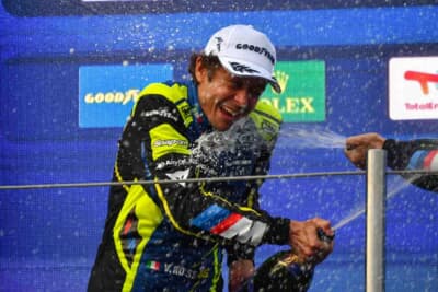 ポディウムでシャンパンファイトに喜ぶバレンティーノ・ロッシ