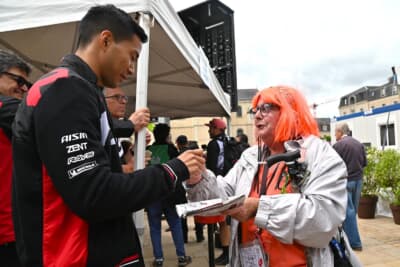 ル・マンの名物女性にサインを求められる平川亮選手。毎年髪の色が違います