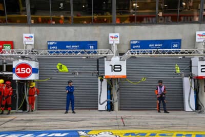 まさに閉店ガラガラ。リタイアしたチームのシャッターは閉じられます