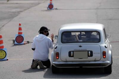 佐久スキーガーデンパラダでも本日3回目のPC競技、小幡夫妻組の1966年式モーリス ミニ スプリントはルーフをチョップトップし全面投影比を小さくしたスペシャルボディを纏ったミニだ