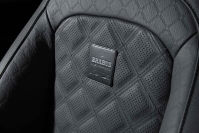 ブラバス XL 800：上質なレザー「スレートグレー」に「ダブルキューブ」キルティングを施したシート