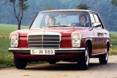 1968年にはニュージェネレーションのコンパクト・メルセデス登場/W114/115を期に200D/220D、1973年には240Dを発表。写真はカラーで走行中