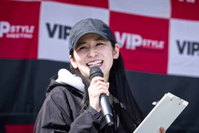 VIPSTYLE MEETINGのMCとして活躍する有馬綾香さん。レースクイーンを経て、舞台女優やモデルとしても活躍