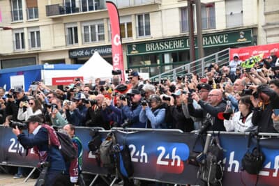 バレンティーノ・ロッシ選手の登場したトークショーにカメラが一斉に向けられます