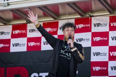 VIPSTYLE MEETINGを盛り上げてくれる有馬さんのパートナーMCは、冷清水和幸さん。北海道千歳市でカーブディック ヴォイスを経営しており、この日も北海道からやって来てくれた