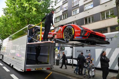 街中でトランポからレーシングカーを降ろす姿は滅多に観られませんね