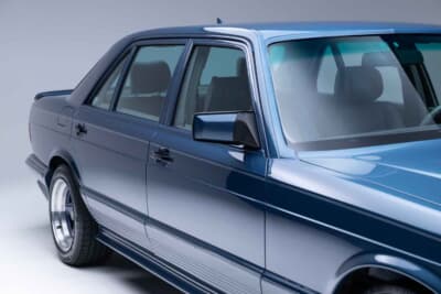 メルセデス・ベンツ「500SEL 5.0 AMG ブルーベリー」（C）Courtesy of RM Sotheby's