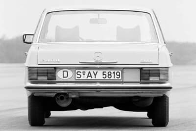 1974年には同じボティに「画期的な5気筒3Lディーゼル・エンジン」を搭載した240D 3.0を発表