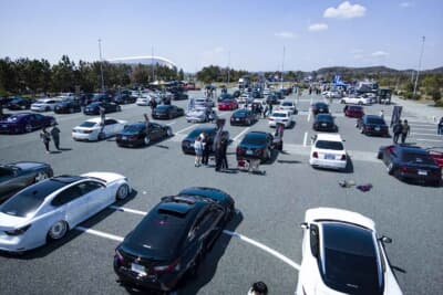 青空の下に並んだ高級ドレスアップセダンたち。過去の開催実績から雨が多いと危惧されるVIPSTYLE MEETINGだが、最近は好天に恵まれている