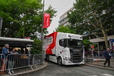 狭い街の中心地にTOYOTA GAZOO Racingのトランポが車検のためにやってきました