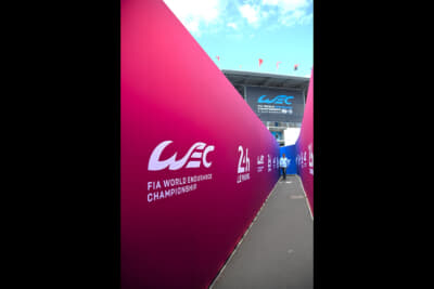 メディアセンターへの入り口はちょっとムーディです。夜は明るく光ります