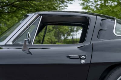 13万7500ドル（邦貨換算約1990万円）で落札されたシボレー「コルベット C2スプリットウインドウ」（C）Courtesy of RM Sotheby's