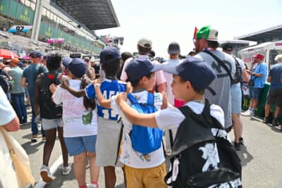 毎年サイン会とピットストップチャレンジの日には地元の小学生が招待されて訪れます