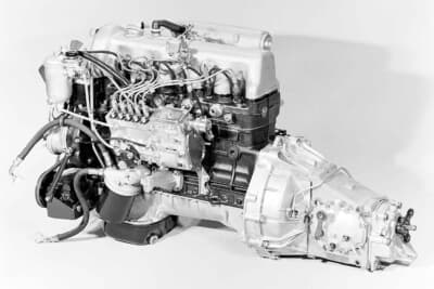 メルセデス・ベンツ 240D 3.0の「画期的な5気筒3Lディーゼル・エンジン」写真はエンジン単体