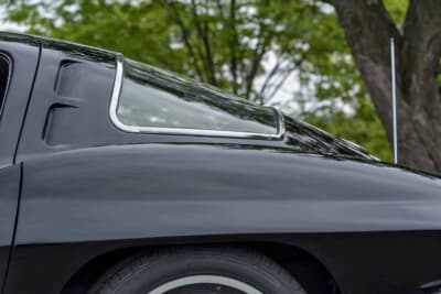13万7500ドル（邦貨換算約1990万円）で落札されたシボレー「コルベット C2スプリットウインドウ」（C）Courtesy of RM Sotheby's