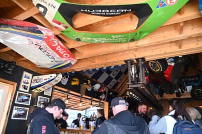 旧ピット裏にあるバーはいつも大人気。モータースポーツフィーリングが溢れています