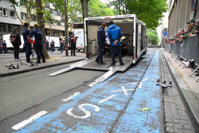 公開車検のマシンの積み下ろし場所は、普段は公道です