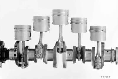 メルセデス・ベンツ 240D 3.0の5ピストン＆クランクシャフト