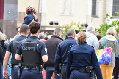 数多くの警察官が見回りをして安全なイベントをサポート