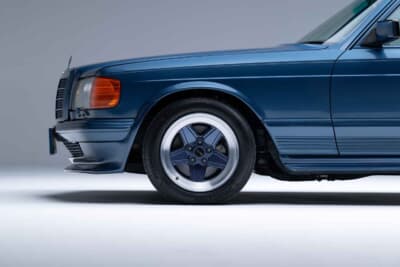 メルセデス・ベンツ「500SEL 5.0 AMG ブルーベリー」（C）Courtesy of RM Sotheby's