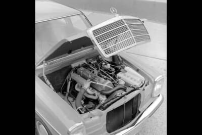 メルセデス・ベンツ 240D 3.0ボディに「画期的な5気筒3Lディーゼル・エンジン」を搭載したエンジンルーム