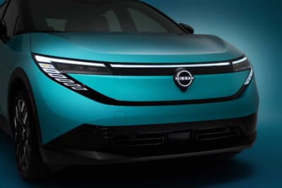日産 リーフ：フロントにはイルミネーションタイプのロゴを配する
