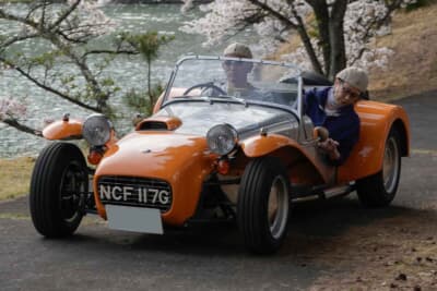 アートビレッジ明神池の周回路を使ってのPC競技をする参加車両たち、今回は桜がピークということもあり希少なヒストリックカーと桜の写真を収めようという見学客も多いポイントであった