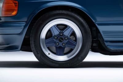 メルセデス・ベンツ「500SEL 5.0 AMG ブルーベリー」（C）Courtesy of RM Sotheby's