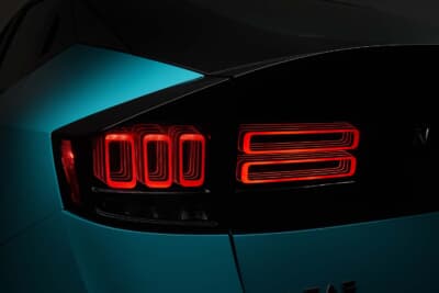 日産 リーフ：内外装さまざなまな場所に「II三パターン」が刻印されている